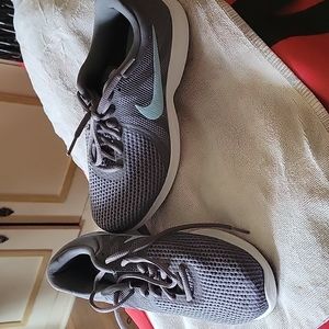 Nike womens revolution 4 sneakers. Size 7 1/2 w.